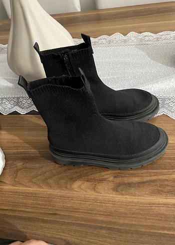 Zara Örgü Detaylı Siyah Rugan Topuklu Bot