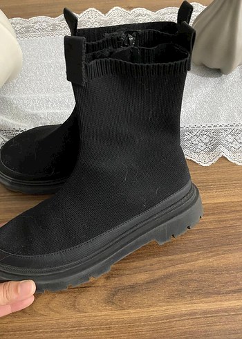 Örgü Detaylı Siyah Rugan Topuklu Bot
