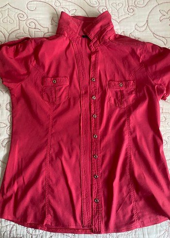Kısa Kollu Kırmızı Düğmeli Kadın Gömlek - Görsel 2