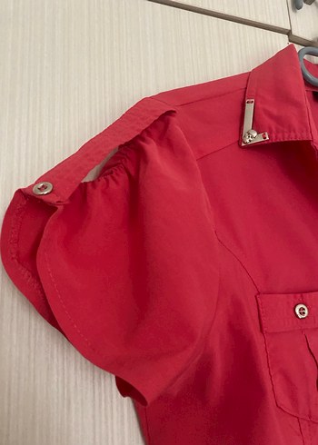 Kısa Kollu Kırmızı Düğmeli Kadın Gömlek - Görsel 3