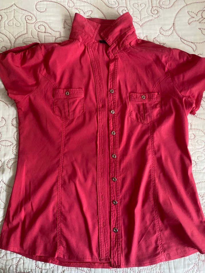 Kısa Kollu Kırmızı Düğmeli Kadın Gömlek - Görsel 2