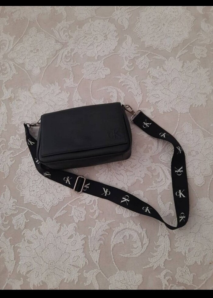 Calvin Klein Siyah askısı yazılı çanta  - Görsel 2