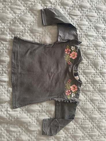 24-36 Ay Beden gri Renk Cok tatlı nakış detaylı fırfırlı bluz