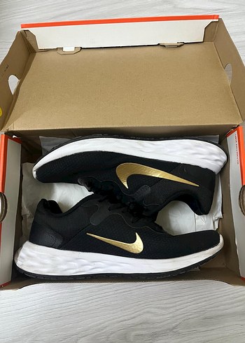 Erkek Siyah Altın Renkli Bağcıklı Spor Ayakkabı
