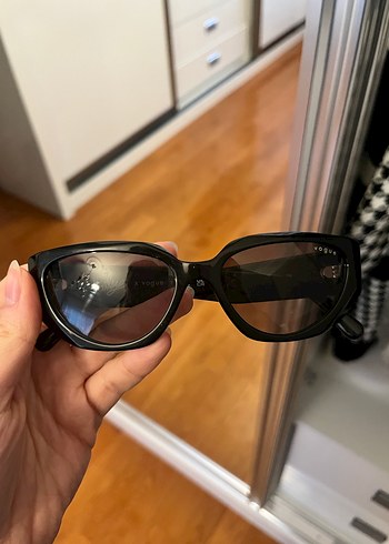 Vogue Siyah Minimalist Kadın Güneş Gözlüğü - Görsel 3