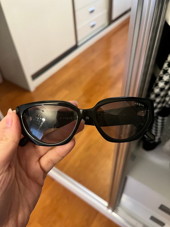Vogue Siyah Minimalist Kadın Güneş Gözlüğü - Görsel 3