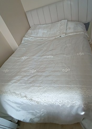 İşlemeli Beyaz Parlak Yatak Örtüsü - Görsel 5