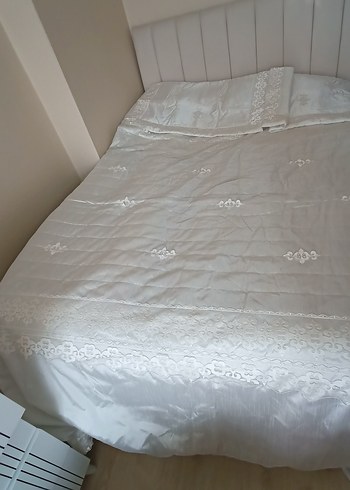 İşlemeli Beyaz Parlak Yatak Örtüsü - Görsel 2