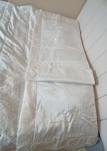 İşlemeli Beyaz Parlak Yatak Örtüsü - Görsel 6