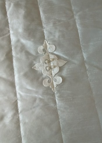 İşlemeli Beyaz Parlak Yatak Örtüsü - Görsel 4