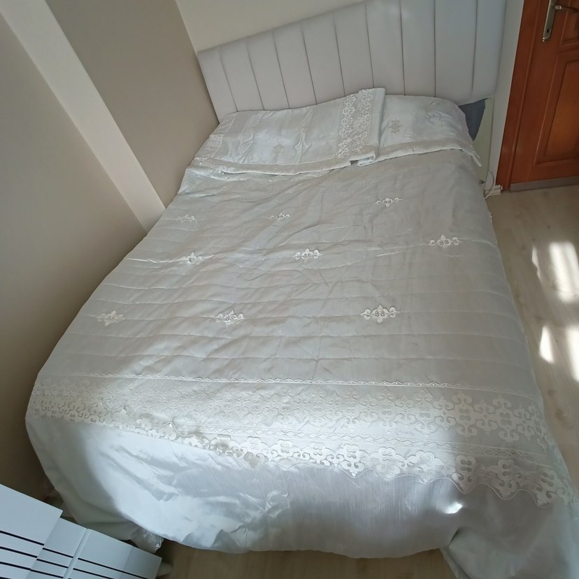 İşlemeli Beyaz Parlak Yatak Örtüsü - Görsel 5