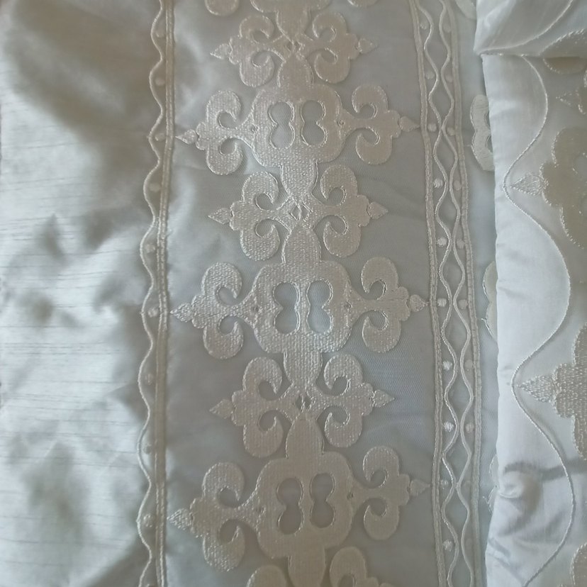 İşlemeli Beyaz Parlak Yatak Örtüsü - Görsel 3