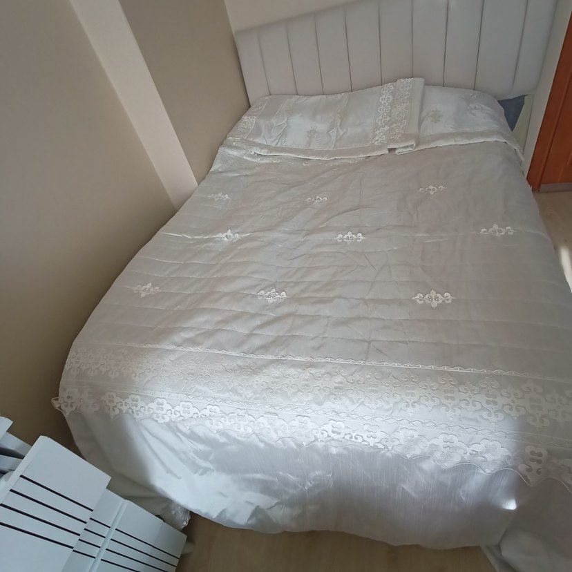 İşlemeli Beyaz Parlak Yatak Örtüsü - Görsel 2