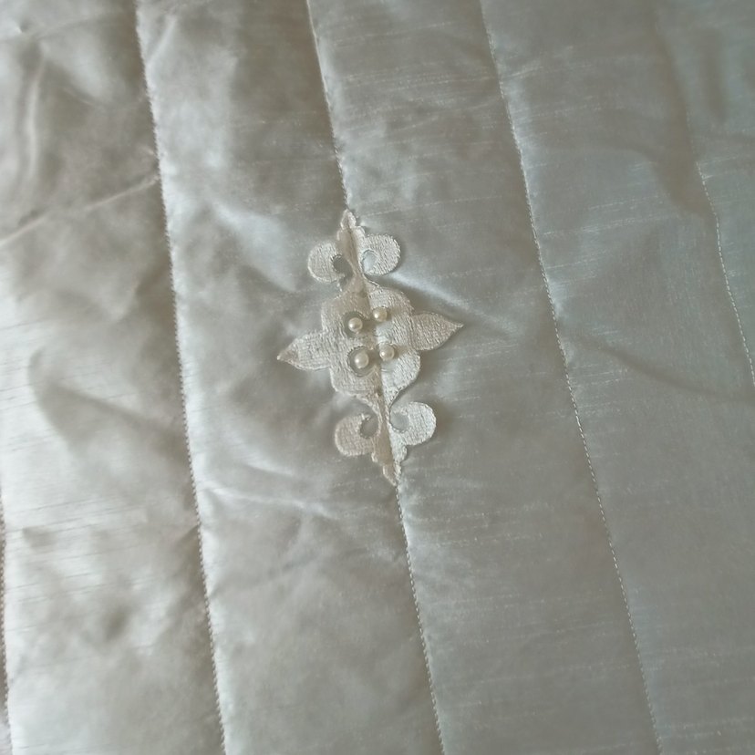 İşlemeli Beyaz Parlak Yatak Örtüsü - Görsel 4