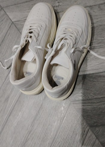 Beyaz spor ayakkabı - Görsel 4