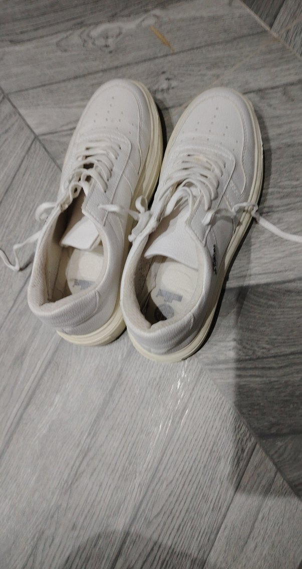 Beyaz spor ayakkabı - Görsel 4