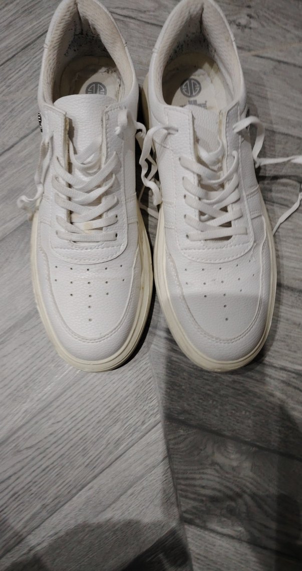 Beyaz spor ayakkabı - Görsel 2