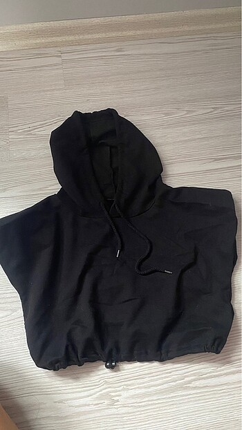 Kapşonlu sıfır kol Sweete benzer crop
