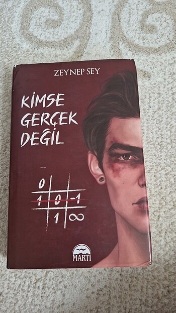 Kimse gerçek değil 