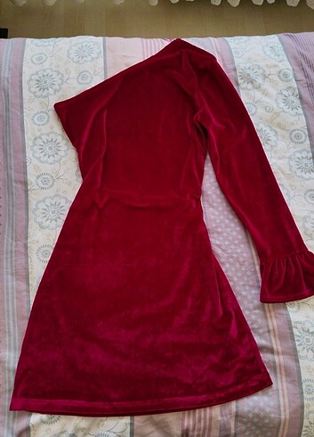 Kırmızı kadife tek omuz elbise