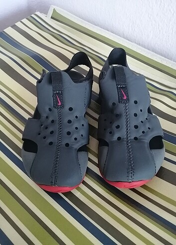 Nike 26 numara çocuk sandaleti