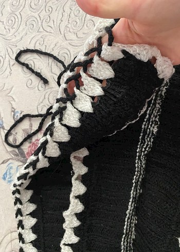 Siyah Beyaz Örgü Kadın pratiği - Görsel 2