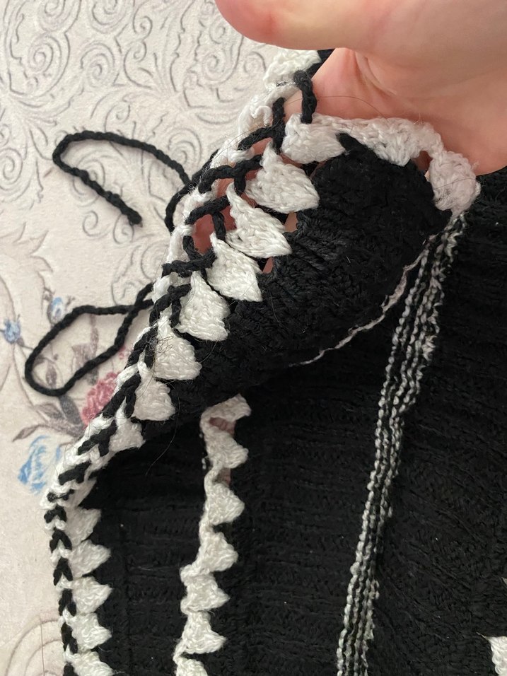 Siyah Beyaz Örgü Kadın pratiği - Görsel 2