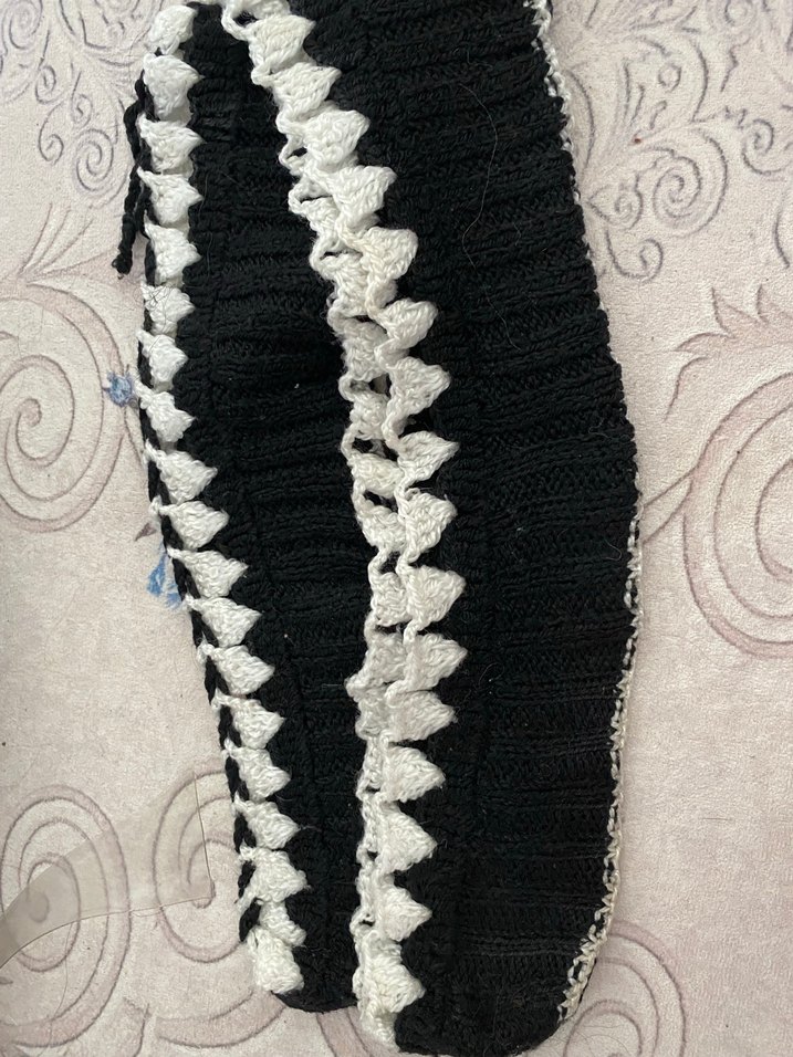 Siyah Beyaz Örgü Kadın pratiği - Görsel 3