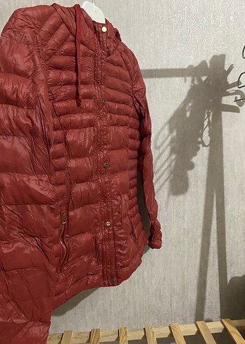Kırmızı Düğmeli Kadın Mont