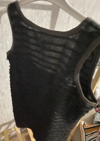 s Beden Volan Detaylı Kısa Siyah Kolsuz Kadın bluz