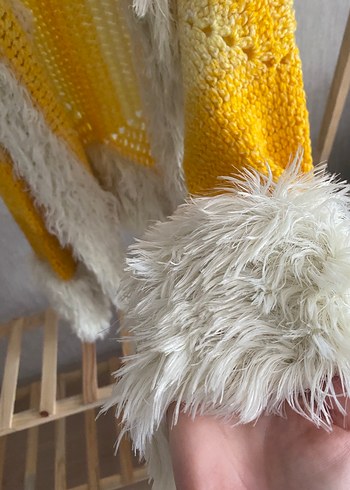 Sarı Tüylü Kısa Örgü Hırka - Görsel 6