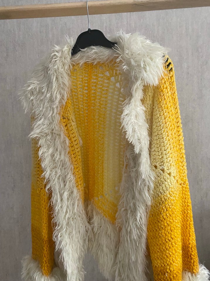 Sarı Tüylü Kısa Örgü Hırka - Görsel 2