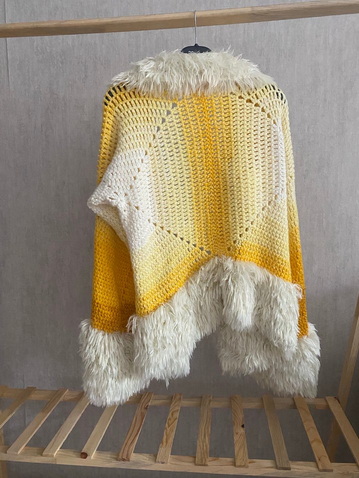 Sarı Tüylü Kısa Örgü Hırka - Görsel 3