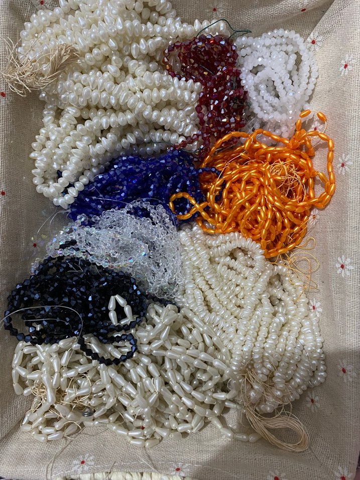 İki sepet dolusu kulbap Çok Renkli İnci Boncuk Seti - Görsel 2