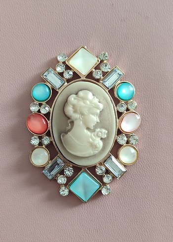 Diğer Vintage Tasli Kadin Kabartmali Bros İgnesiz Dikilebilir
