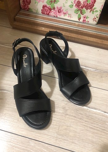 Kadın Siyah Tokalı Topuklu Sandalet