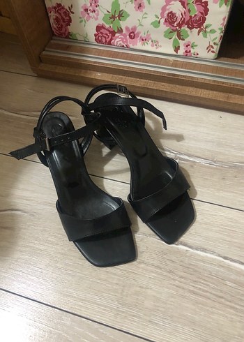 Klasik Siyah Tokalı Blok Topuklu Kadın Sandalet