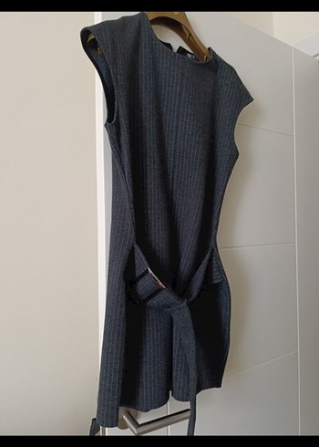 zara gri çizgili kemer detay mini elbise - Görsel 5