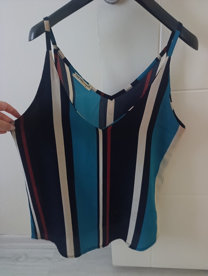 V Yaka Çizgili Mavi Kadın Atlet - Görsel 5