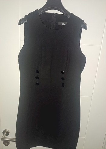 adl Düğmeli Siyah Midi Ofis Elbisesi - Görsel 5