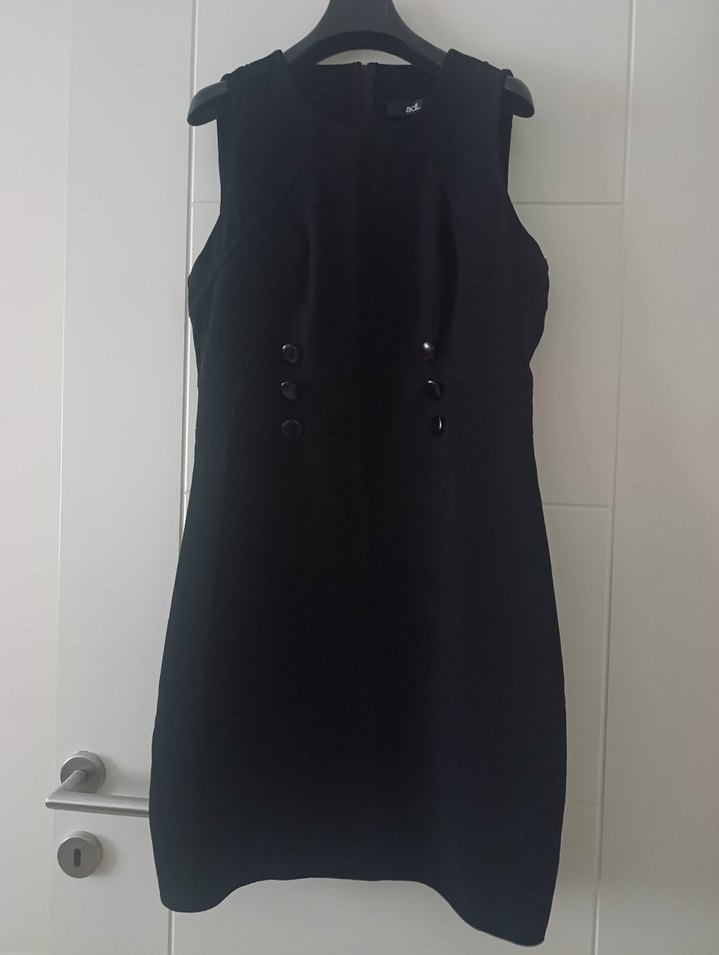 adl Düğmeli Siyah Midi Ofis Elbisesi - Görsel 2