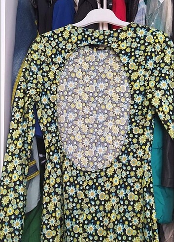 Çiçekli sırt dekolteli mini elbise-marka temsili