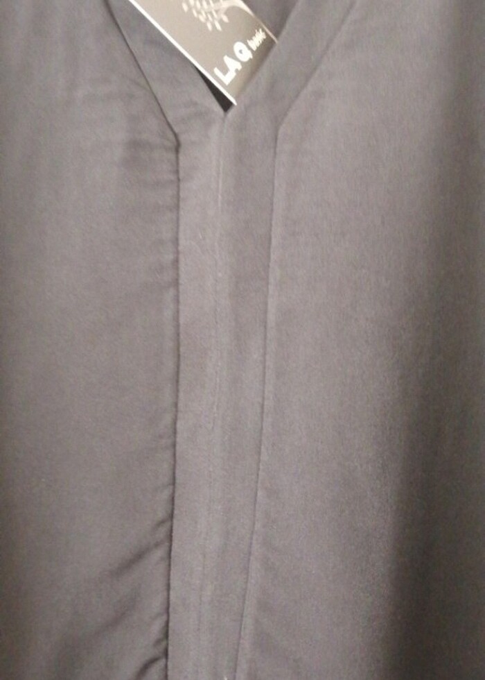 Siyah V yaka  Gömlek  - Görsel 2