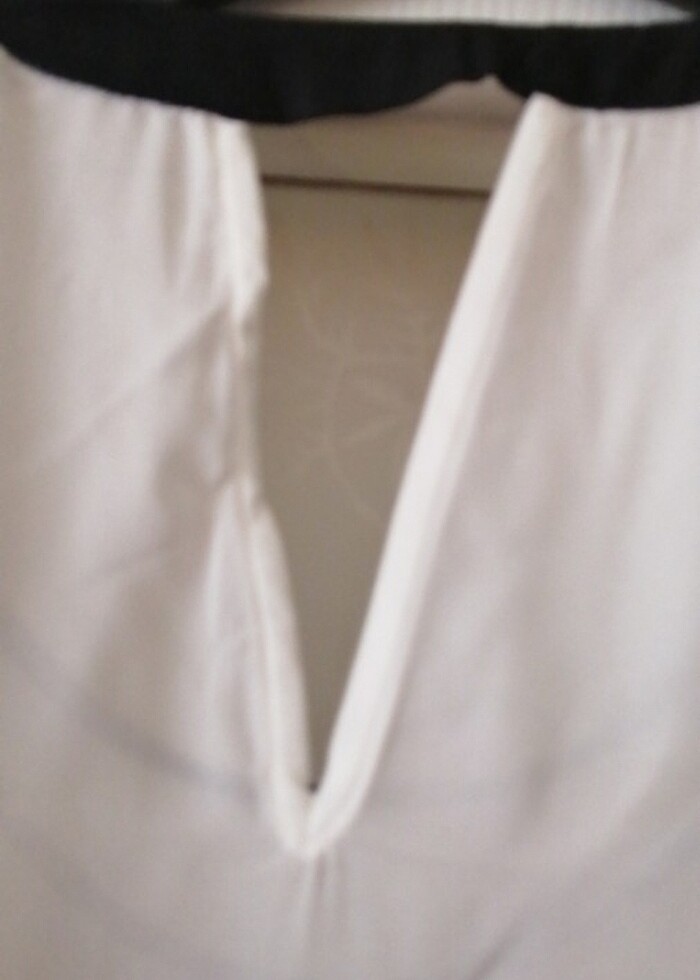 Tasarım Siyah Beyaz Sırtı Zincirli Bluz  - Görsel 2