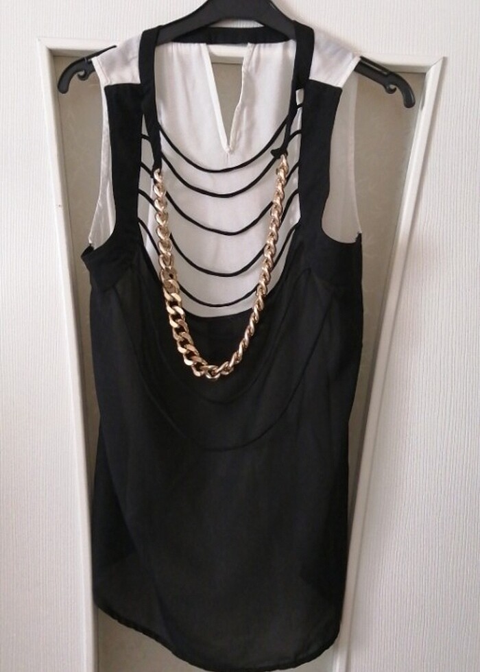 Tasarım Siyah Beyaz Sırtı Zincirli Bluz  - Görsel 3