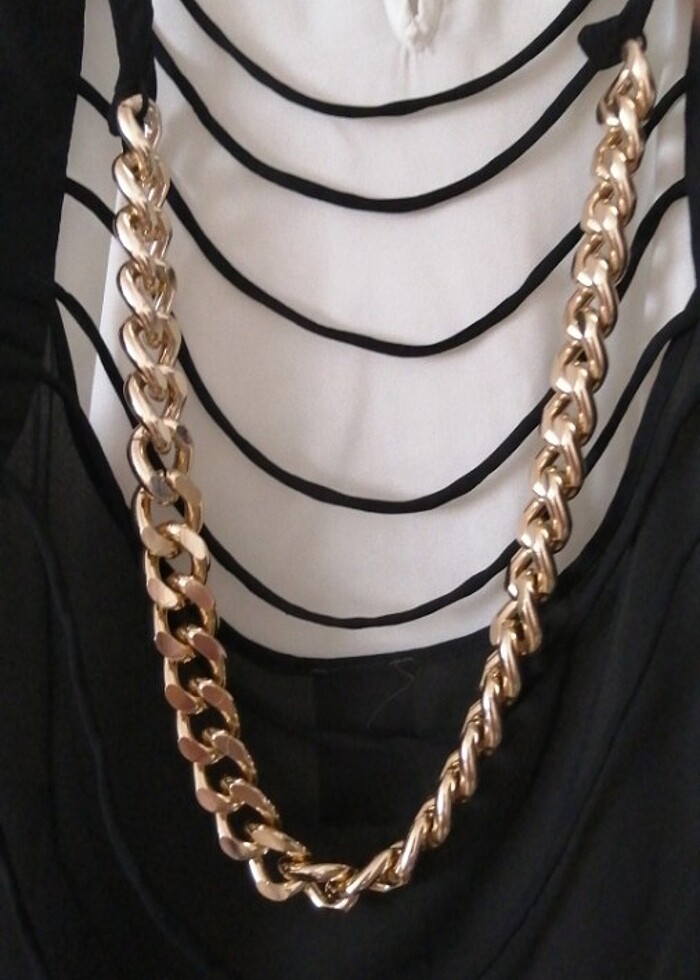 Tasarım Siyah Beyaz Sırtı Zincirli Bluz  - Görsel 4