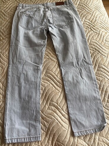 Yırtık kot pantalon