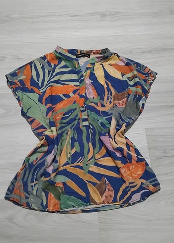 LC Waikiki Tropik Desenli Lacivert Dusuk Kol Bluz