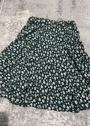 Yeşil çiçek desenli kısa etek - Görsel 2