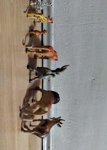 Koyu Tonlarda Camel Renkli Hayvan Figürleri - Görsel 2